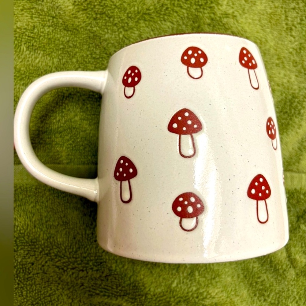 NWT ⚜️🍄⚜️ Mug groovy White Red Mushrooms Coffee Tea Cup Ceramic 18 Oz